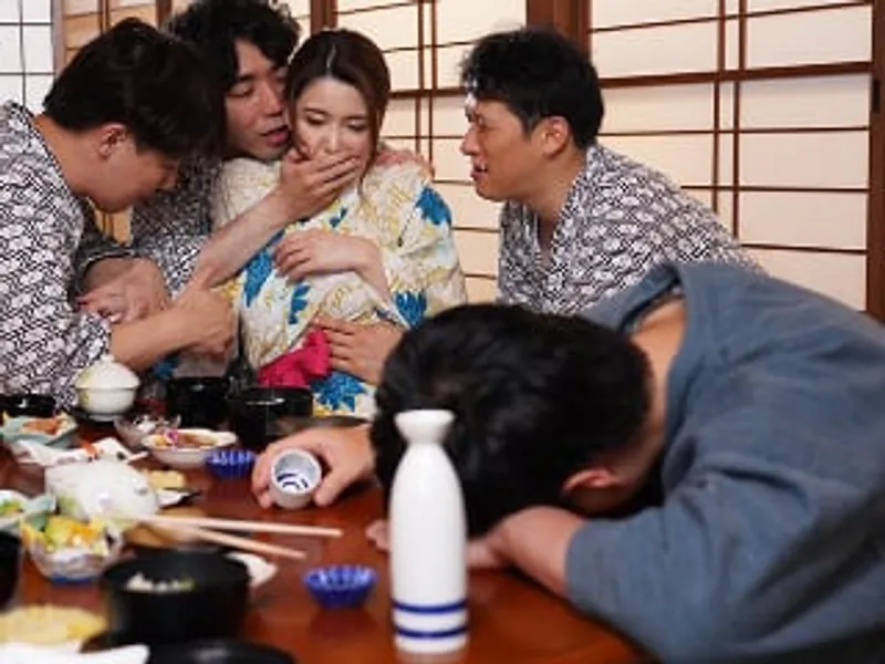 đưa cô vợ đi suối nước nóng, chồng yêu không biết vợ yêu bị người khác làm tình sấp mặt