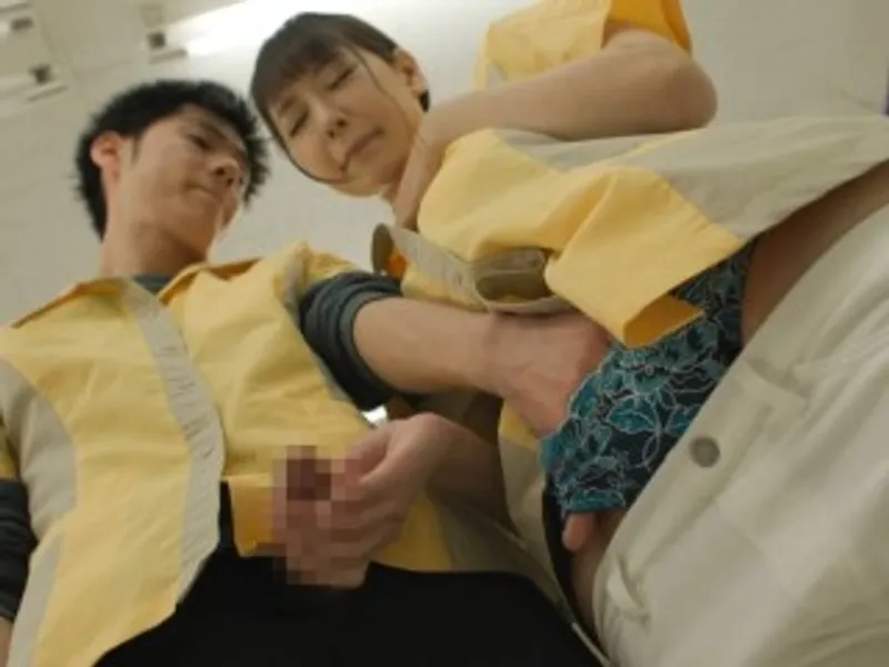 điên cuồng địt đồng nghiệp nữ dâm đãng trong siêu thị mini