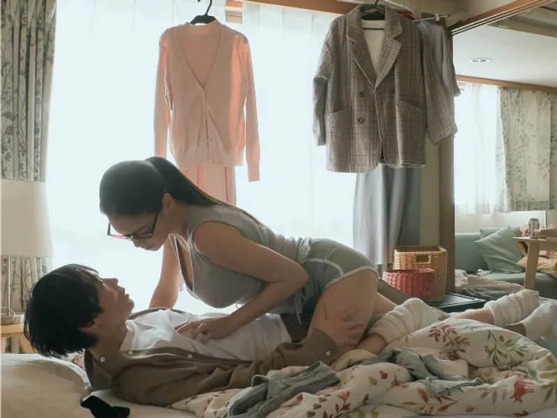 được chị cạnh bên nhà "an ủi" khi người tình đi ngoại tình